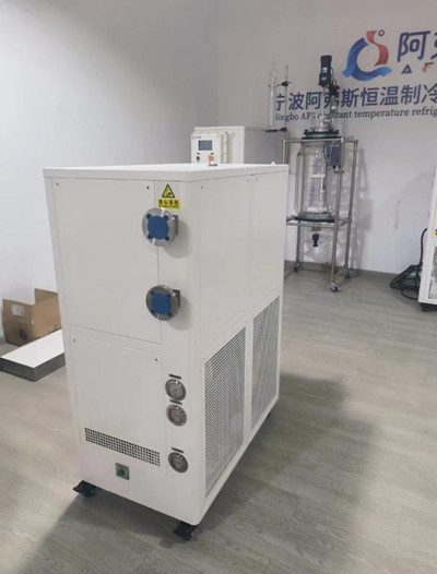 上海某化工企業(yè)購(gòu)買的CT4防爆制冷控溫系統(tǒng)已出廠